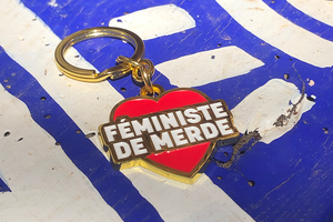 porte clés clefs féministe de merde, par mauvaise compagnie, par Anaïs Bourdet de Paye ta Shnek. Cadeau féministe qui génère un don pour le Planning Familial.