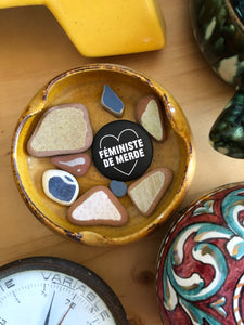 Mauvaise Compagnie : badge féministe de merde 