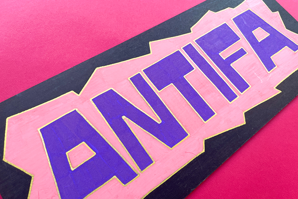 Plaque Antifa peinte à la main