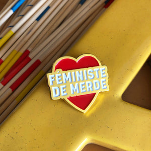 Pin's féministe de merde, par Mauvaise Compagnie, par Anaïs Bourdet. Boutique féministe et solidaire : chaque achat génère un don pour une association.