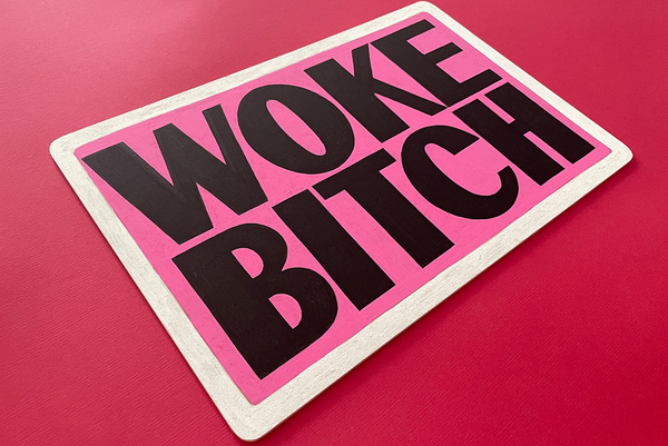 Plaque Woke Bitch peinte à la main 02